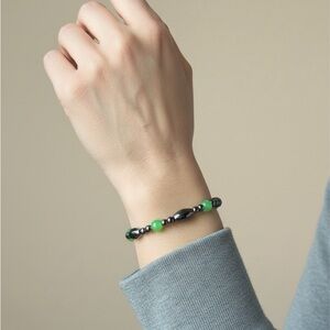Elegant Green Jade and Black Hematite Beaded Bracelet